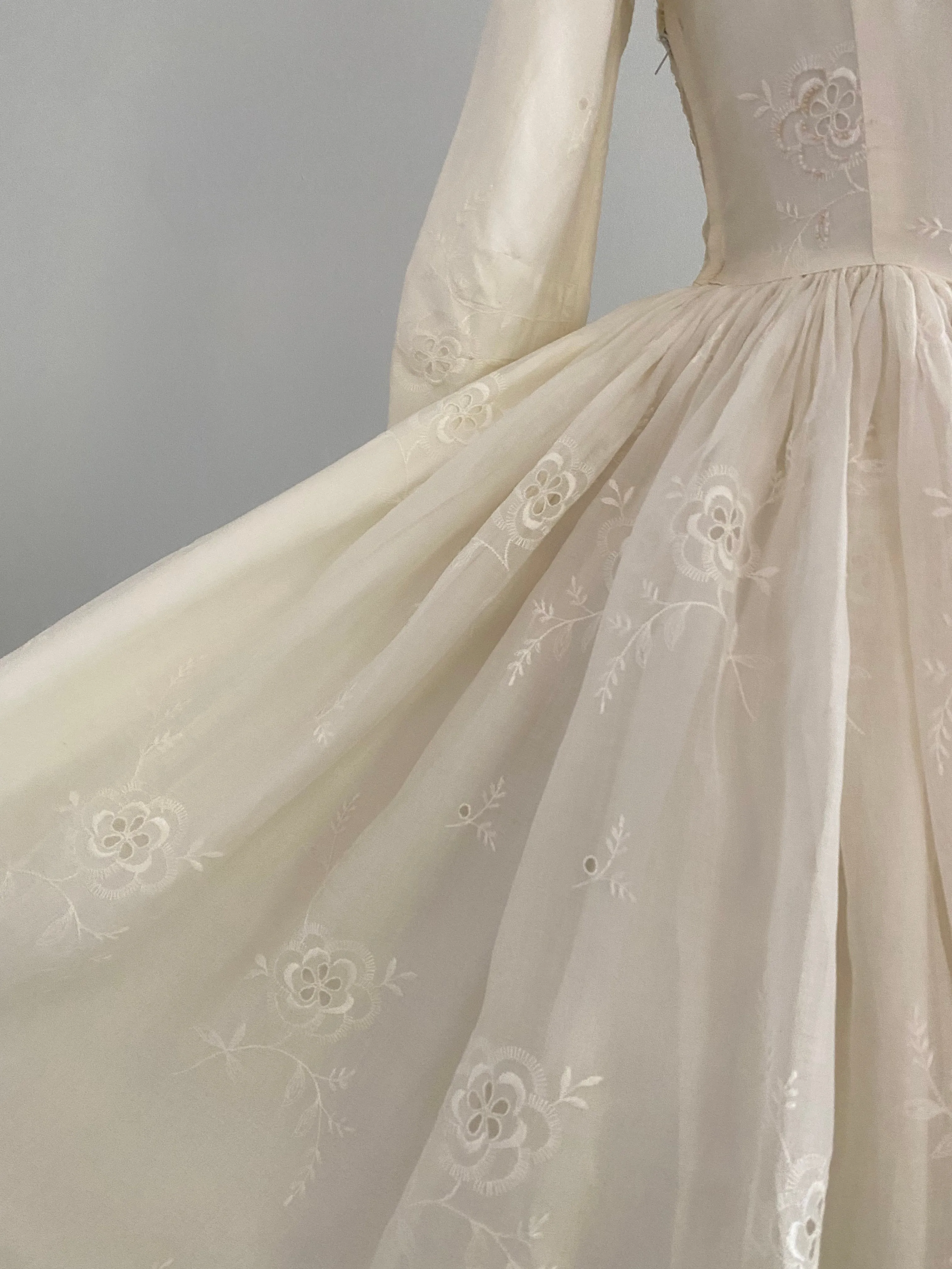 Beautiful 1950's Tea Length Wedding Dress In Cotton Eyelet / Small